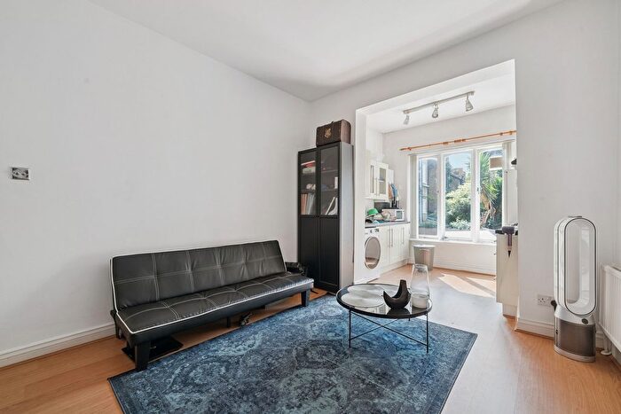 2 Bedroom Flat To Rent In Linden Gardens, London, W4