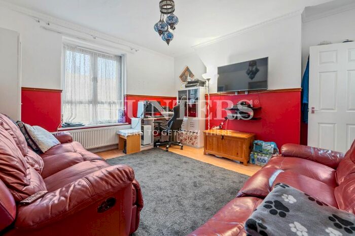 2 Bedroom Flat To Rent In Upper Clapton Road, London, E5