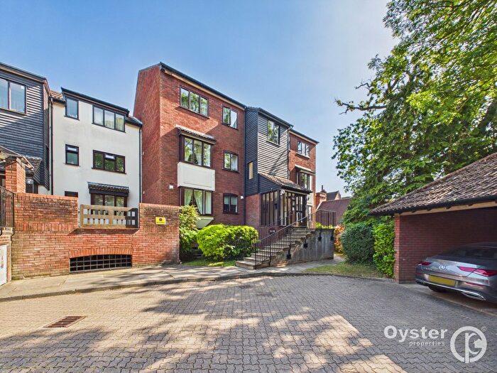 2 Bedroom Flat For Sale In Oakdene Close, Pinner, HA5