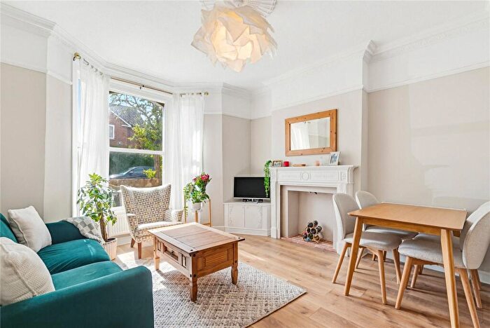 2 Bedroom Apartment For Sale In Nansen Road, SW11