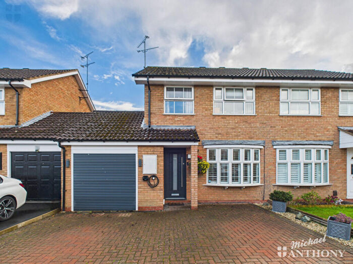 3 Bedroom Semi-Detached House For Sale In Kingsland Road, Aylesbury, HP21