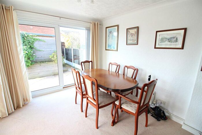 2 Bedroom Semi-Detached Bungalow For Sale In Derwent Avenue, Leeds, LS25