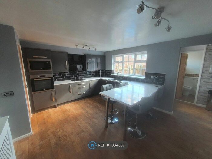3 Bedroom End Of Terrace House To Rent In Grantham Avenue, Kingswood, Hull, HU7