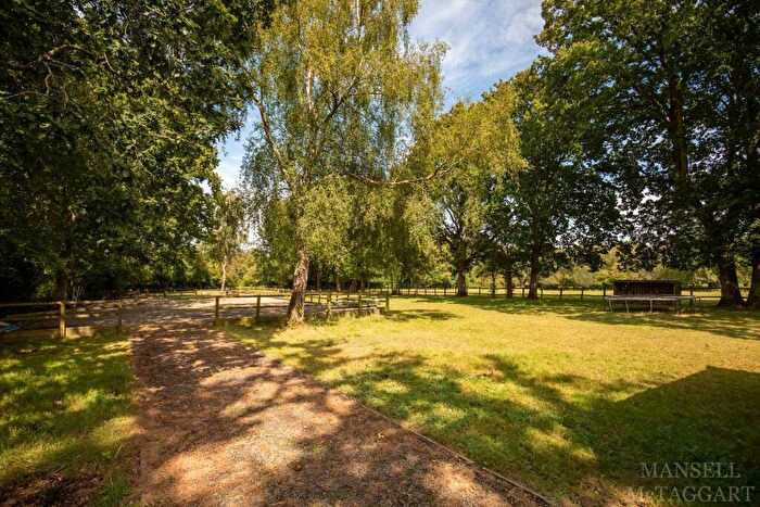 5 Bedroom Detached House For Sale In Roundabout Road, Crawley, RH10