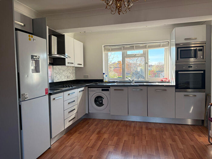 2 Bedroom Flat To Rent In Lee Road, NW7