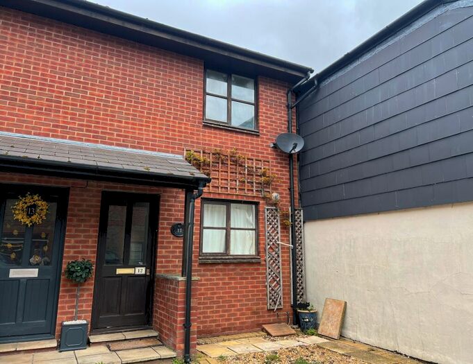 3 Bedroom House To Rent In Clifford Street, Newport, PO30
