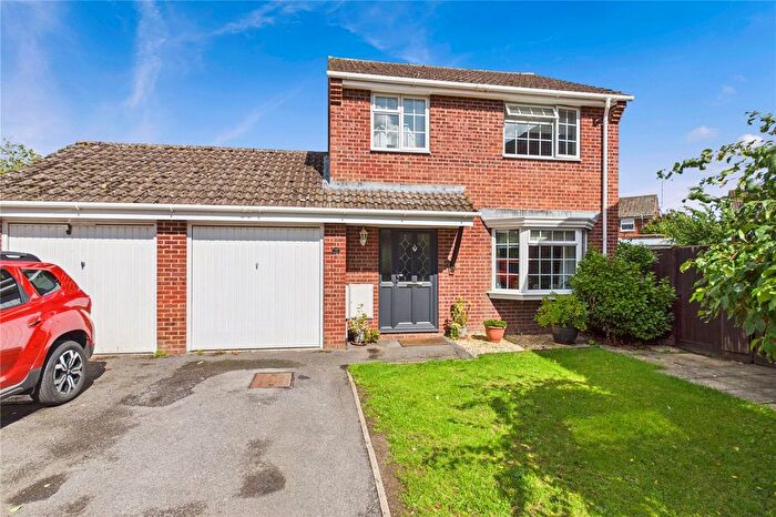 3 Bedroom Link Detached House For Sale In Tomlin Close, Thatcham, Berkshire, RG19