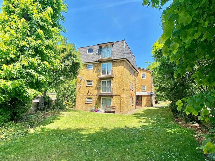 2 Bedroom Flat To Rent In Agincourt, New Wanstead, E11