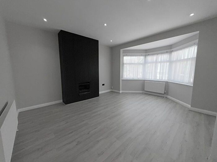 2 Bedroom Flat To Rent In Bedroom Flat In Morley Hill, Enfield, Area, EN2