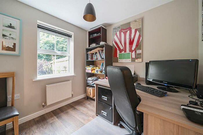 3 Bedroom End Of Terrace House For Sale In Forfield Drive, Beggarwood, RG22