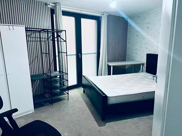 2 Bedroom Flat To Rent In Southside, St. John's Walk, B5