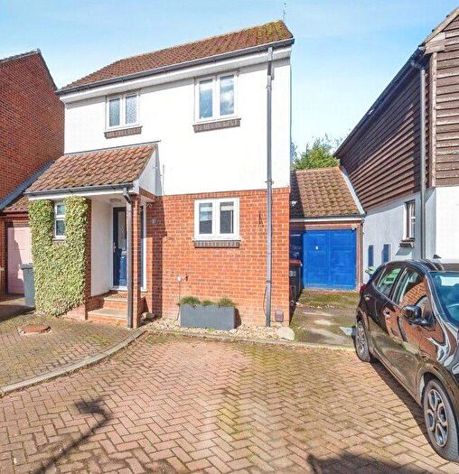 3 Bedroom Link Detached House For Sale In Stratton Mews, Leighton Buzzard, Bedfordshire, LU7
