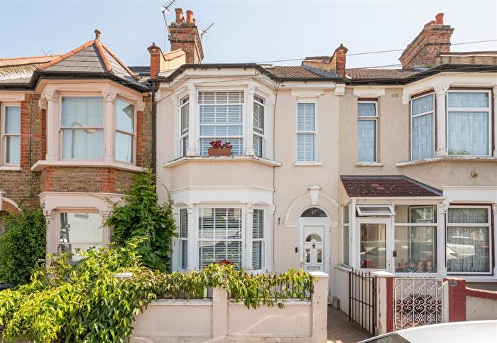 5 Bedroom Terraced House For Sale In Farnborough Avenue, Walthamstow, E17