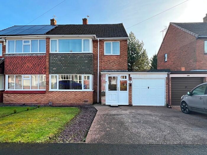 3 Bedroom Semi-Detached House For Sale In Simmonds Road, Walsall, WS3
