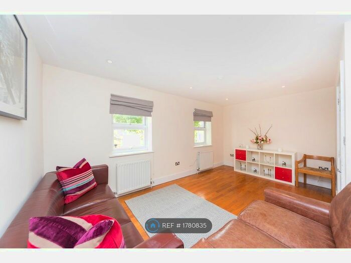 3 Bedroom Flat To Rent In Haverstock Hill, London, NW3