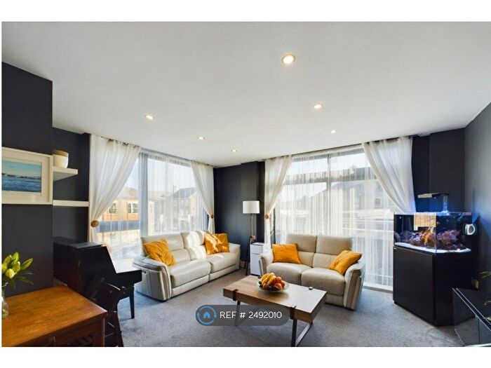 2 Bedroom Flat To Rent In Liberty House, Chertsey, KT16