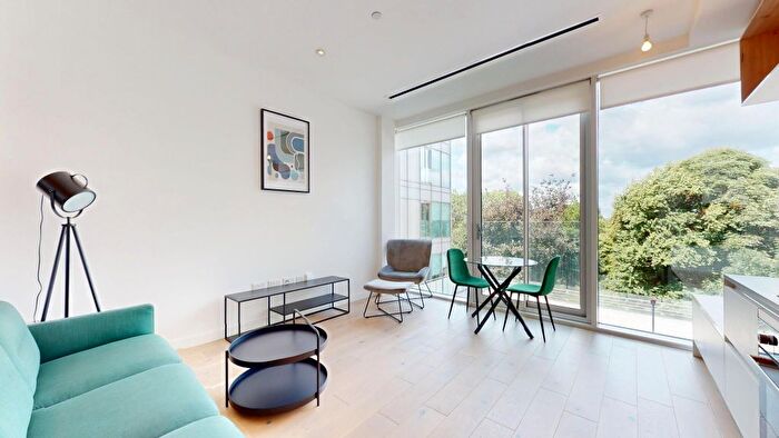 1 Bedroom Flat To Rent In Great West Road, Brentford, TW8