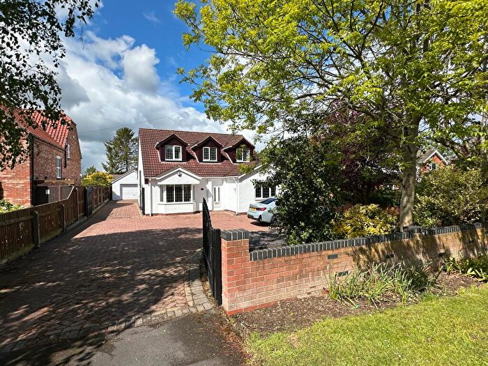 4 Bedroom Chalet For Sale In Peaks Lane, New Waltham, Grimsby, DN36