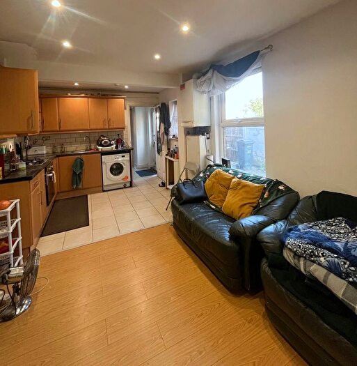 3 Bedroom Flat To Rent In Montague Road, Hounslow, TW3