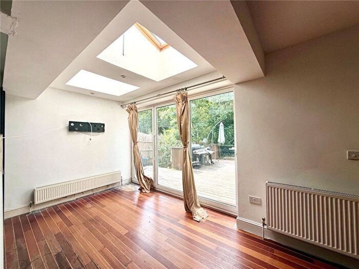 2 Bedroom Flat For Sale In Knollys Road, London, SW16