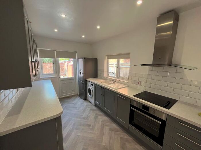 4 Bedroom Bungalow To Rent In Walton Bridge Road, Shepperton, TW17