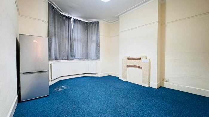 2 Bedroom Flat To Rent In Fanshave Avenue, Barking, IG11