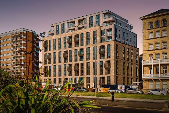 2 Bedroom Flat For Sale In Grand Avenue, Hove, BN3