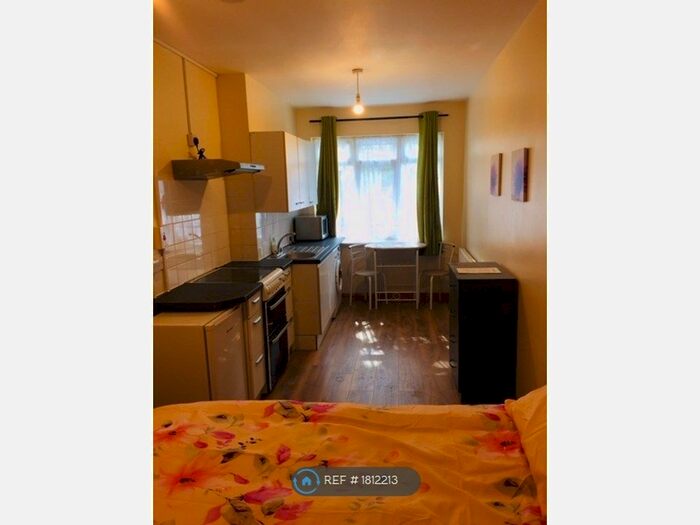 Studio To Rent In Rosebery Avenue, London, N17