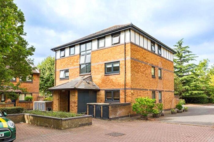 2 Bedroom Apartment To Rent In Taeping Street, London, E14