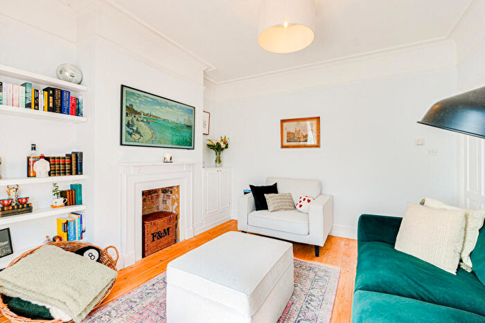 2 Bedroom Flat For Sale In Rockleigh Avenue, Leigh-on-sea, SS9