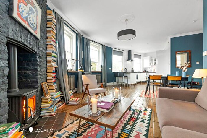 2 Bedroom Flat For Sale In Amhurst Road, London, N16