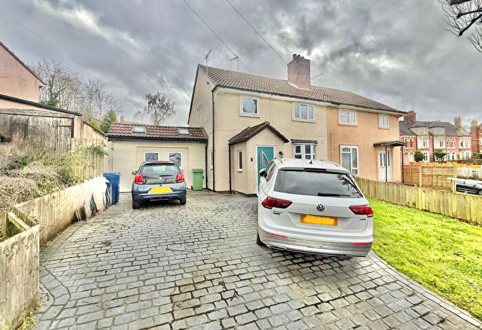 5 Bedroom Semi Detached House For Sale In Townsend Avenue, Sedgley, DY3