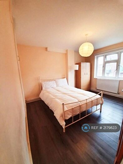 3 Bedroom Flat To Rent In Geffrye Court, London, N1