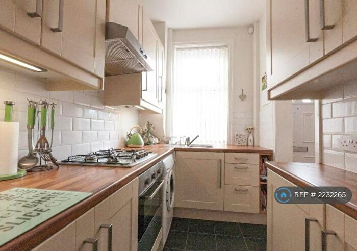 2 Bedroom End Of Terrace House To Rent In Rosemont Grove, Leeds, LS13