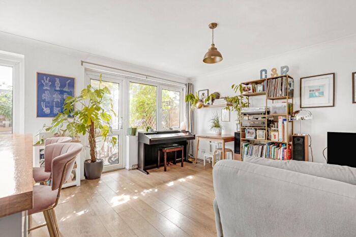 2 Bedroom Flat For Sale In Cowdenbeath Path, Islington, London, N1