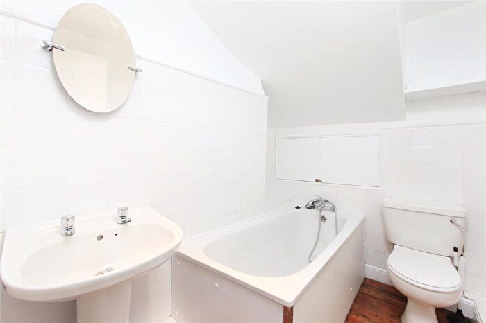 1 Bedroom Flat For Sale In Battersea Park Court, - Battersea Park Road, SW11