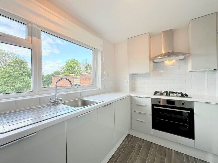 2 Bedroom Flat For Sale In Chantry Court, Church Road, GU16
