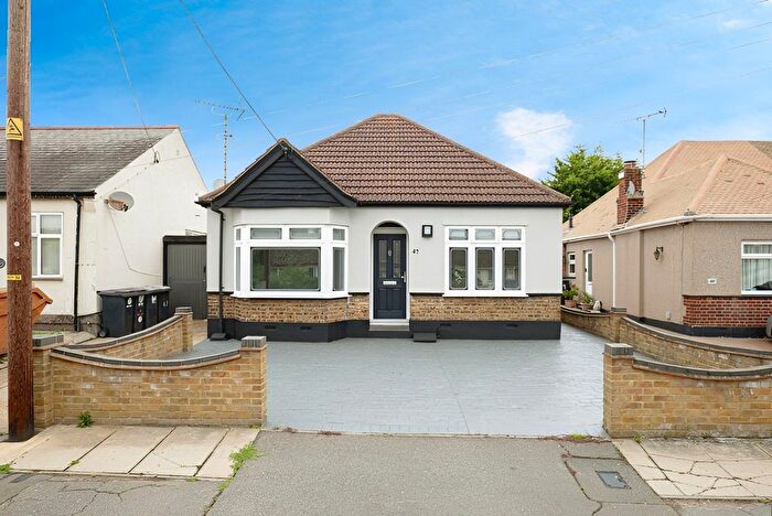 3 Bedroom Detached Bungalow For Sale In Queen Elizabeth Chase, Rochford, SS4