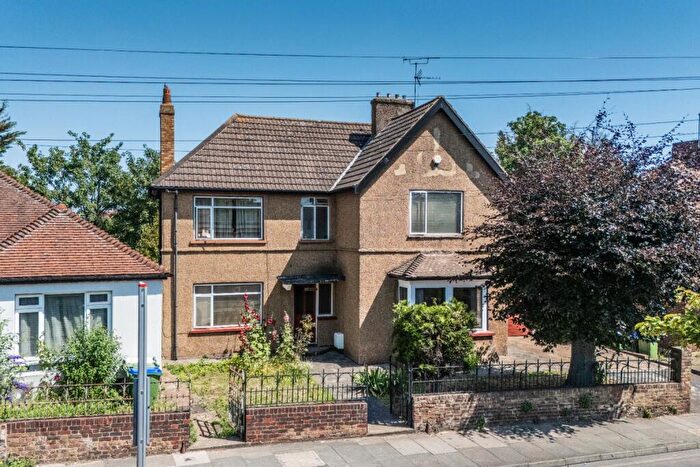 3 Bedroom Detached House For Sale In Colyers Lane, Erith, Kent, DA8