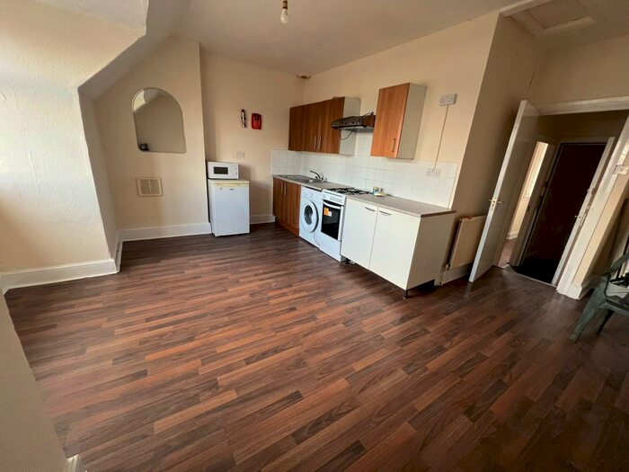 1 Bedroom Flat To Rent In Chequers Parade, Dagenham, RM9