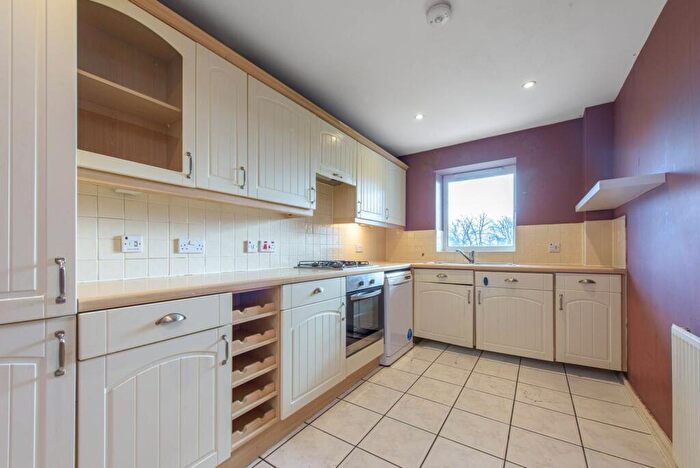 2 Bedroom Flat For Sale In Sparkford Gardens, Friern Barnet, London, N11