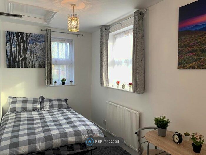 2 Bedroom Flat To Rent In The Ridgeway, Enfield, EN2