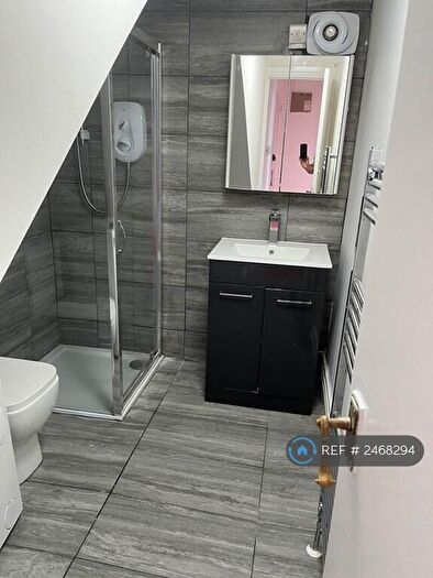 2 Bedroom Flat To Rent In Hollyshaw Lane, Leeds, LS15