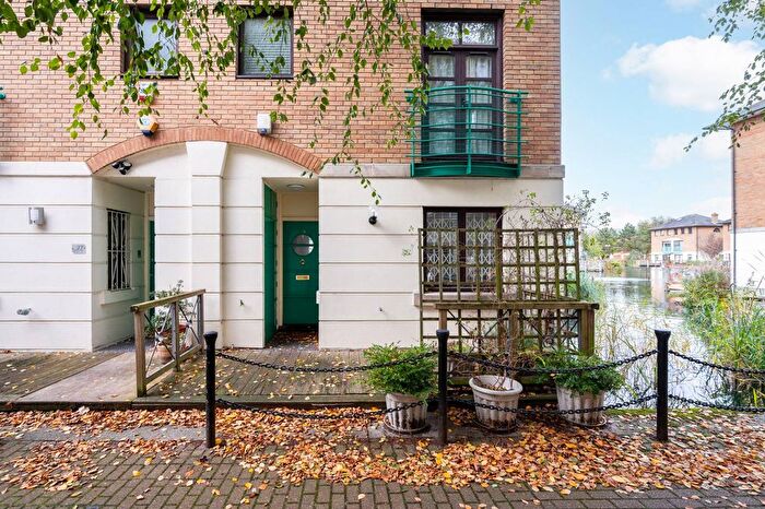 4 Bedroom Semi-Detached House To Rent In Plover Way, Canada Water, London, SE16