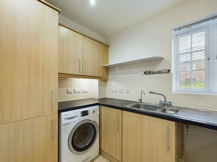 2 Bedroom Flat For Sale In Fernhill Place, Sherfield-On-Loddon, RG27