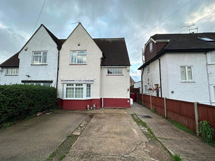 3 Bedroom Semi-Detached House To Rent In Slough, Berkshire, SL1