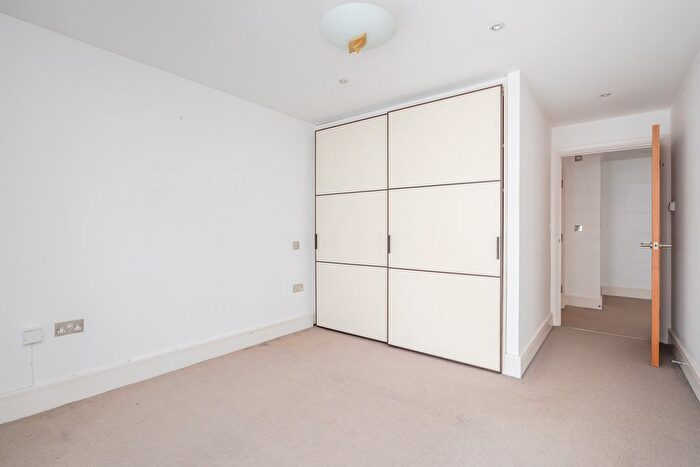 2 Bedroom Flat To Rent In Albury Road, Guildford, Surrey, GU1