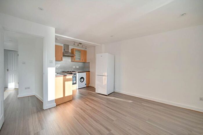 2 Bedroom Flat To Rent In The Triangle, Kingston, Kingston Upon Thames, KT1