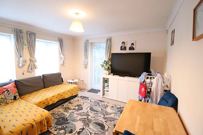 2 Bedroom Flat To Rent In Tavistock Mews, High Wycombe, HP12