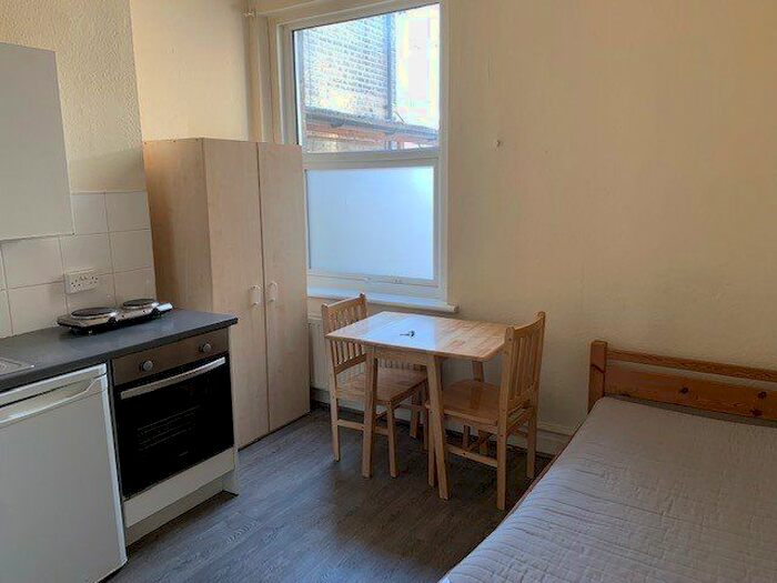 Studio To Rent In Ballards Lane, London, N3